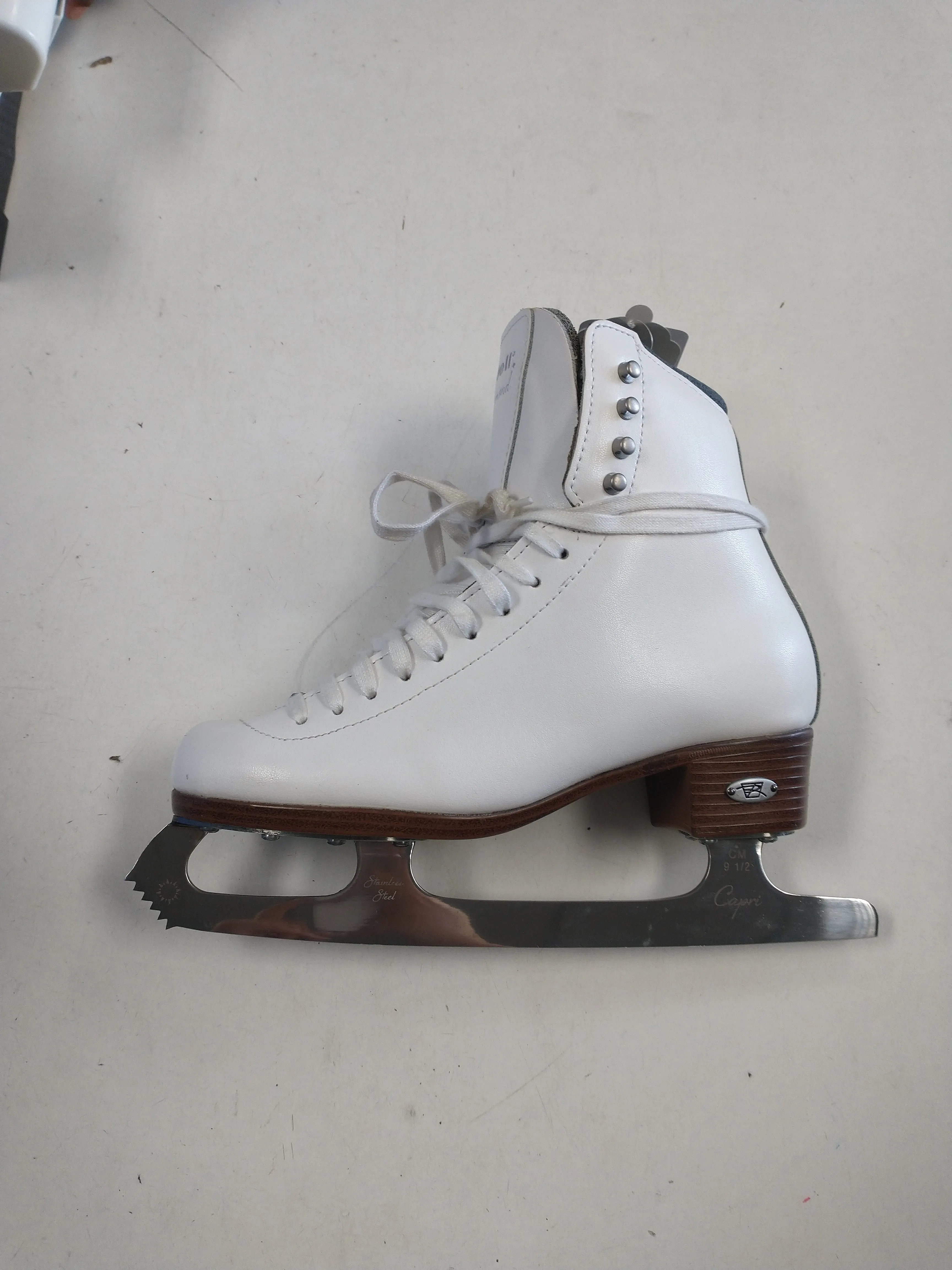 Barely Used Riedell Diamond Size 5 Figure Skates