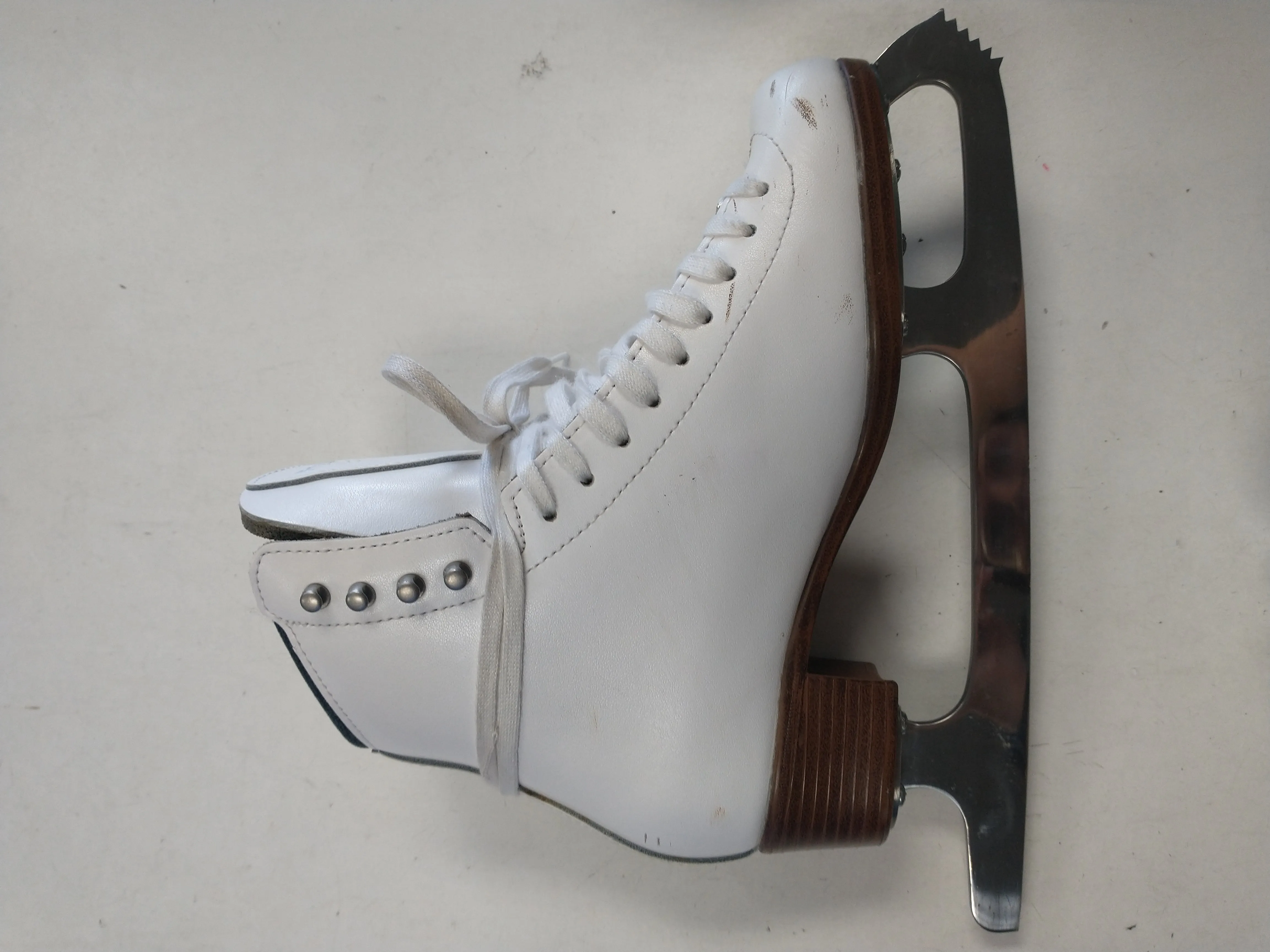 Barely Used Riedell Diamond Size 5 Figure Skates