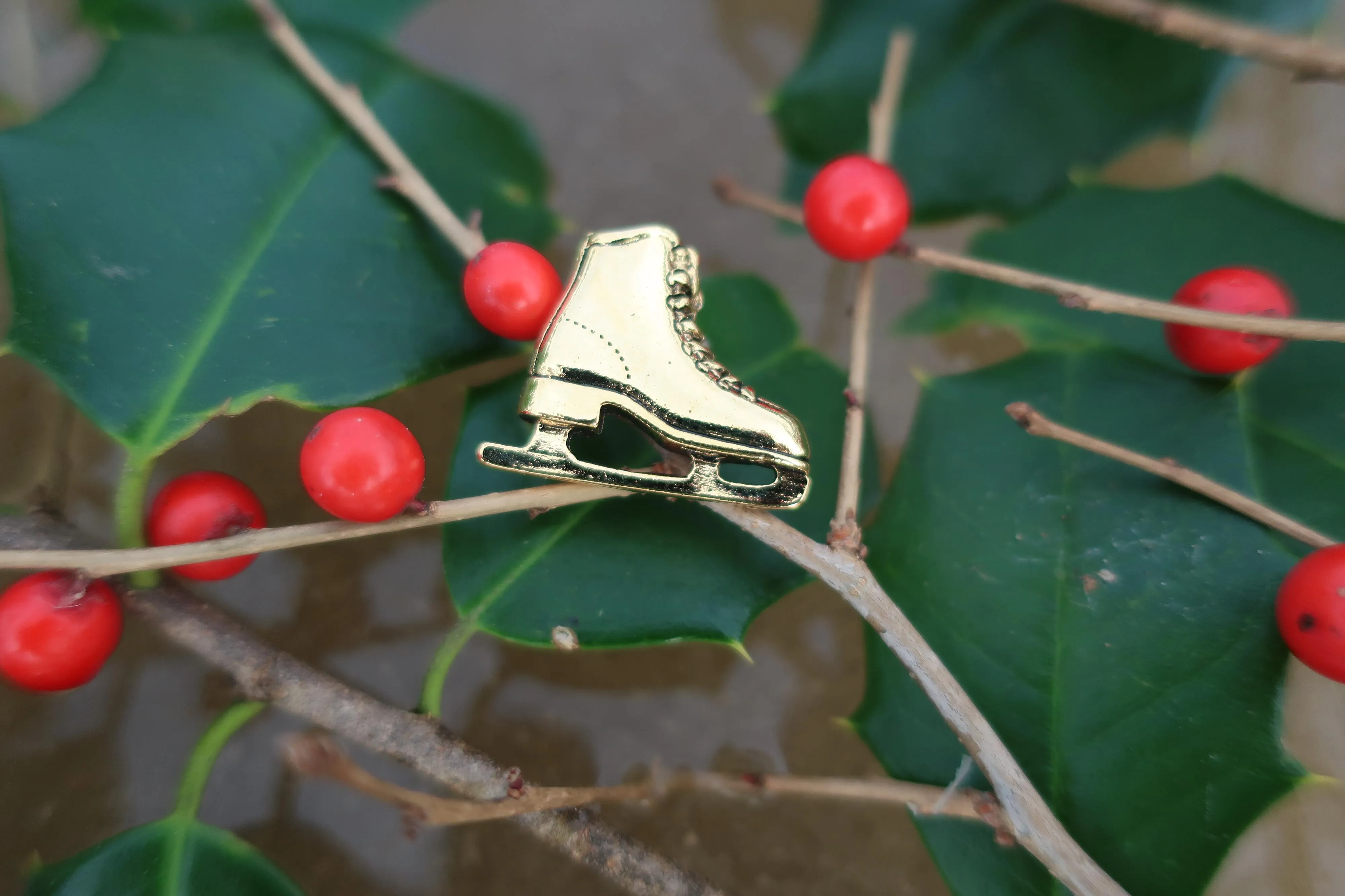 Figure Skate Gold Lapel Pin