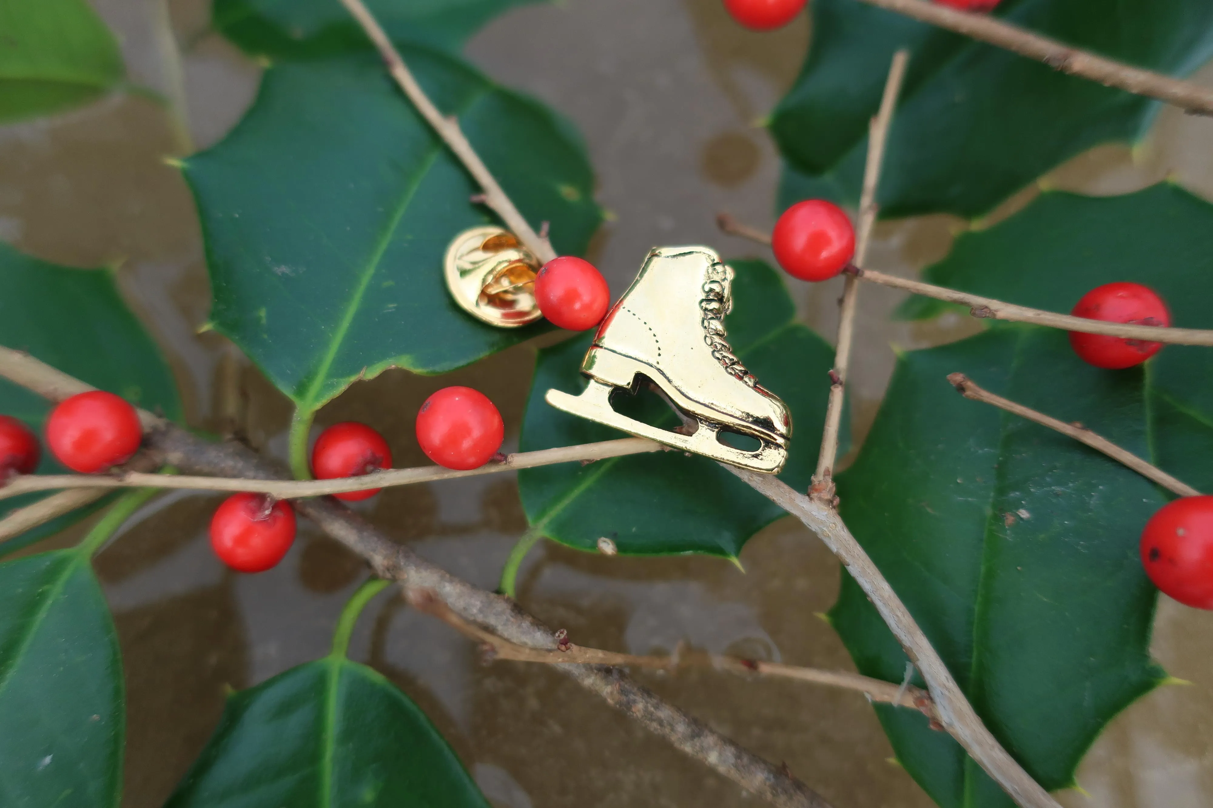 Figure Skate Gold Lapel Pin