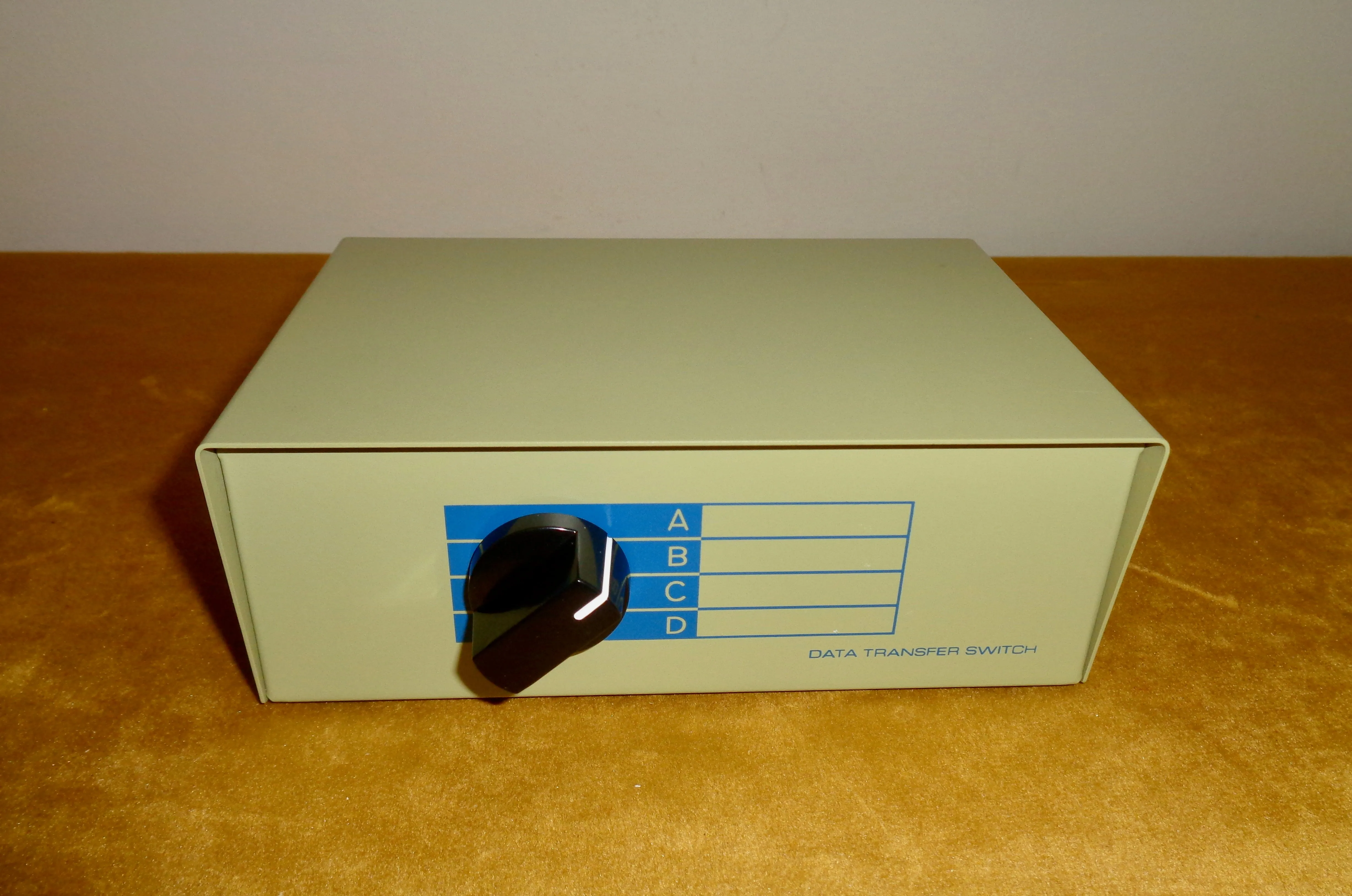 Preowned DW9 ABCD Manual Data Switch Box Providing 4-Way Peripheral Sharing