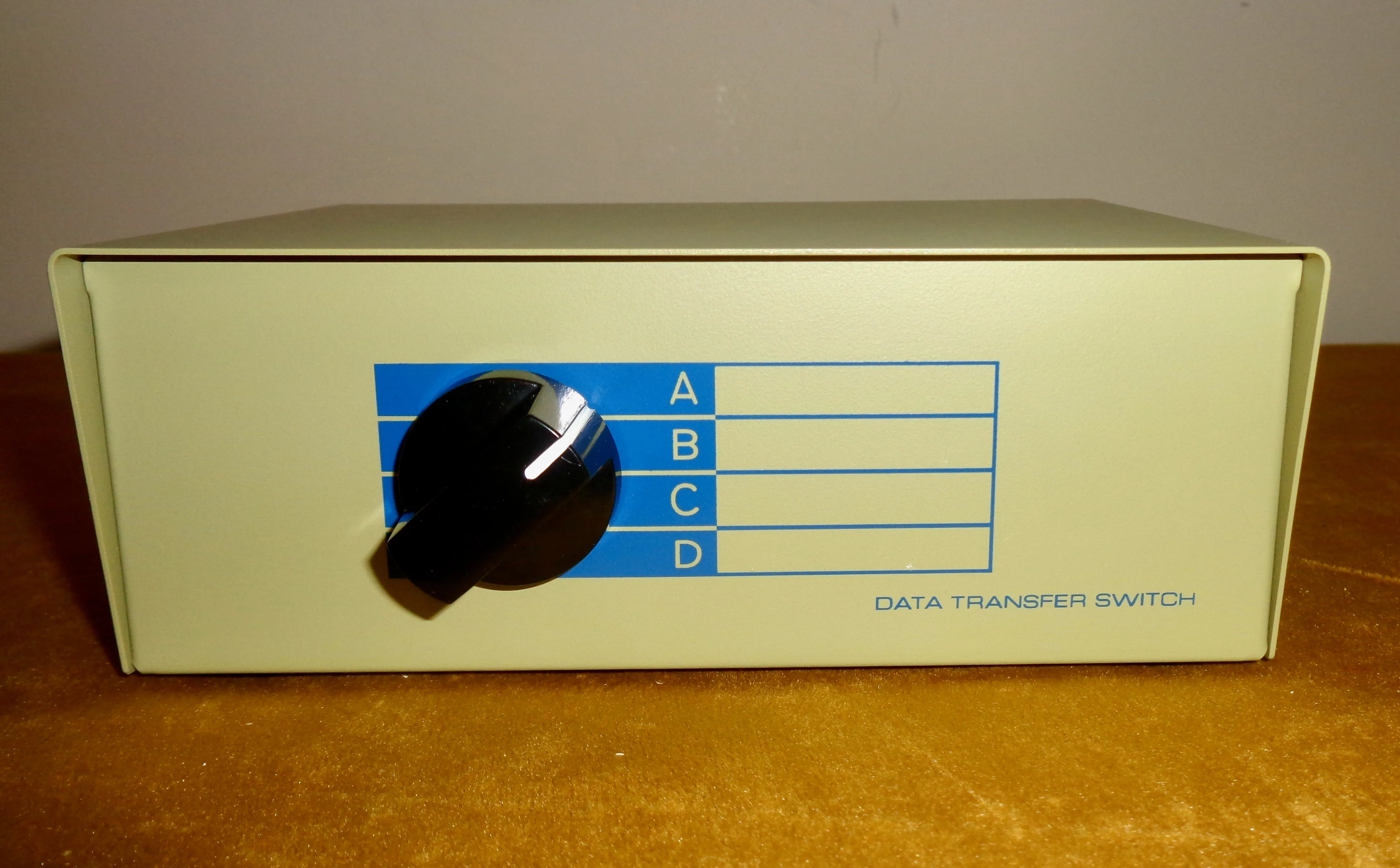 Preowned DW9 ABCD Manual Data Switch Box Providing 4-Way Peripheral Sharing